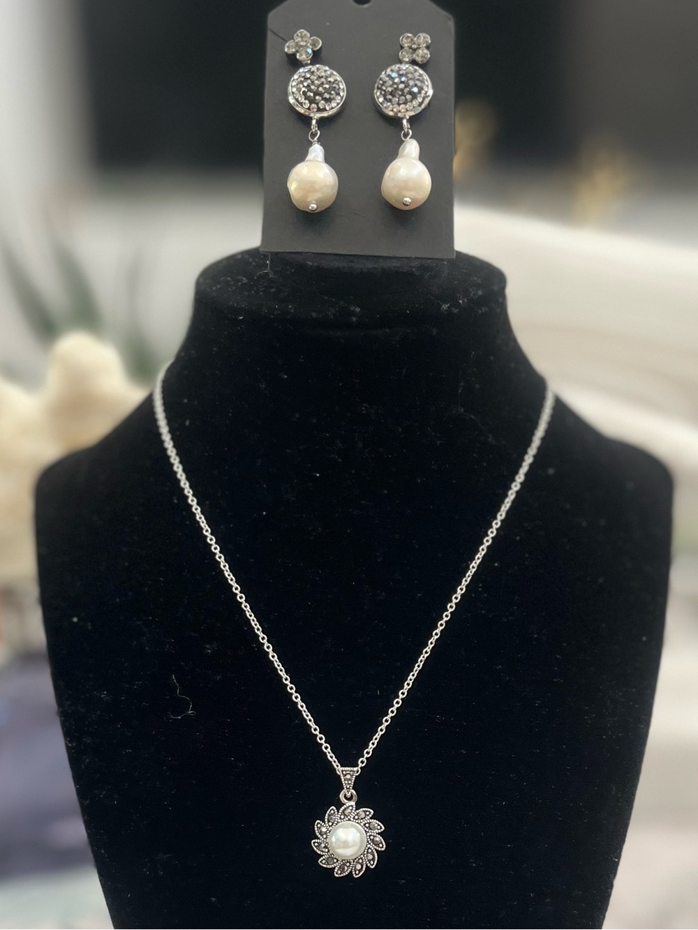 Brand New! Vintage Silver-Tone Pearl Flower Necklace & Freshwater Pearl Earrings - Picture 3 of 10